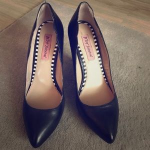 Betsey Johnson ‘Raciee’ black leather pumps, sz 8